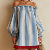Mini abito a righe blu e bianche con scollatura off-the-shoulder e orlo a contrasto