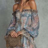 Abito Mini Chiffon Arricciato con Spalle Scoperte e Fiori Romantici