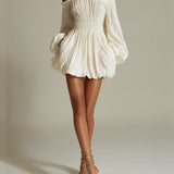 Abito mini arricciato con spalle scoperte e vita smock bianco