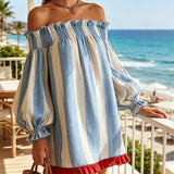 Mini abito a righe blu e bianche con scollatura off-the-shoulder e orlo a contrasto
