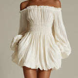 Abito mini arricciato con spalle scoperte e vita smock bianco