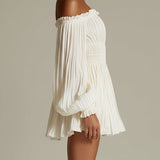Abito mini arricciato con spalle scoperte e vita smock bianco