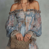 Abito Mini Chiffon Arricciato con Spalle Scoperte e Fiori Romantici