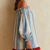 Mini abito a righe blu e bianche con scollatura off-the-shoulder e orlo a contrasto