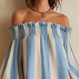 Mini abito a righe blu e bianche con scollatura off-the-shoulder e orlo a contrasto