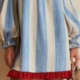 Mini abito a righe blu e bianche con scollatura off-the-shoulder e orlo a contrasto