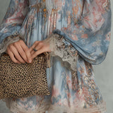Abito Mini Chiffon Arricciato con Spalle Scoperte e Fiori Romantici