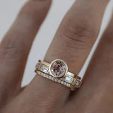 Anello elegante in oro con cristalli