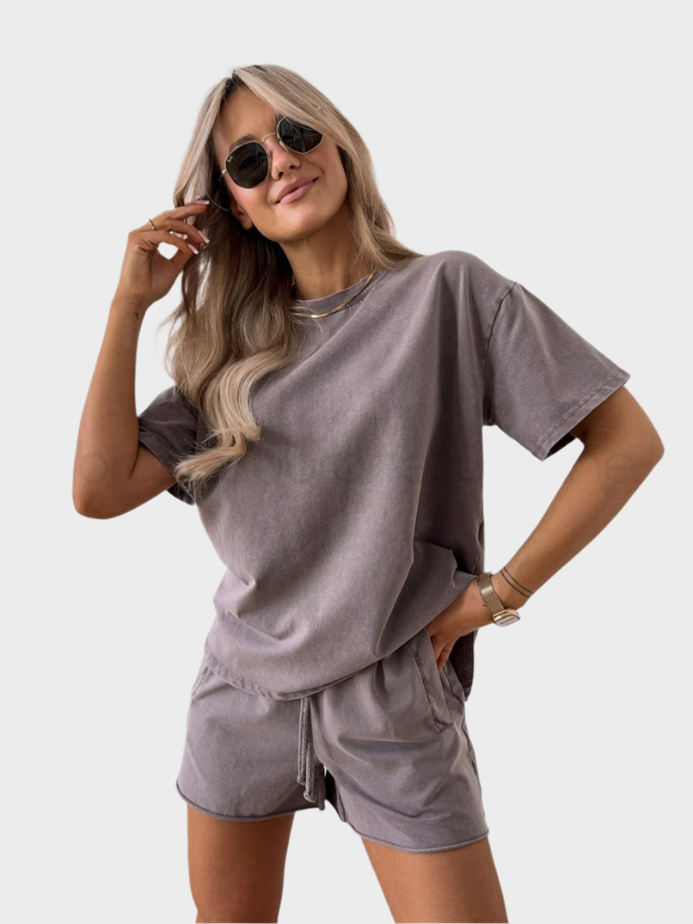 Completo casual con t-shirt e pantaloni jogger