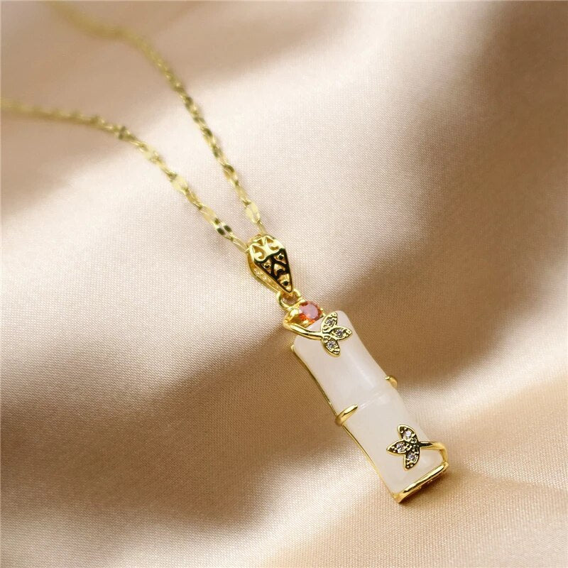 Collana con amuleto di giada