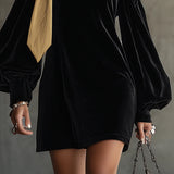 Abito Mini in Patchwork di Velluto Nero e Raso Oro Off The Shoulder