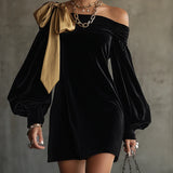 Abito Mini in Patchwork di Velluto Nero e Raso Oro Off The Shoulder