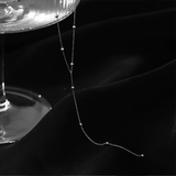 Collana con frange sulle clavicole
