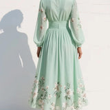 Lucia - Abito midi verde chiaro in chiffon con plissé floreale