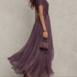 Flavia | Abito lungo viola con scollatura a chiave, bordo in pizzo di chiffon