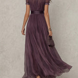 Flavia | Abito lungo viola con scollatura a chiave, bordo in pizzo di chiffon