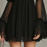 Abito Mini in Chiffon Plissettato con Applicazioni Floreali Nere e Collo Alto