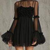Abito Mini in Chiffon Plissettato con Applicazioni Floreali Nere e Collo Alto