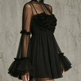Abito Mini in Chiffon Plissettato con Applicazioni Floreali Nere e Collo Alto