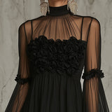 Abito Mini in Chiffon Plissettato con Applicazioni Floreali Nere e Collo Alto