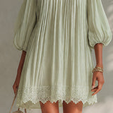 Abito Mini in Chiffon Pieghettato Verde Chiaro con Maniche a Lanternina in Pizzo