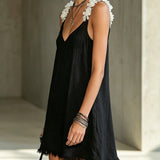 Abito mini nero con scollatura a V e spalline floreali