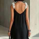 Abito mini nero con scollatura a V e spalline floreali