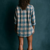 Abito Mini a Maniche Lunghe con Collo Henley a Quadri Blu e Bianchi