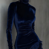 Abito Mini Fitted in Velluto Blu Scuro con Collo a Righe e Orlo in Pizzo
