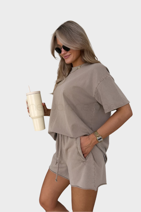 Completo casual con t-shirt e pantaloni jogger