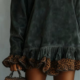 Abito mini in suede con stampa leopardata e orlo a pannelli